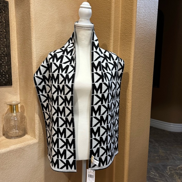 Michael Kors Black and White Logo Scarf NWT - Picture 6 of 7